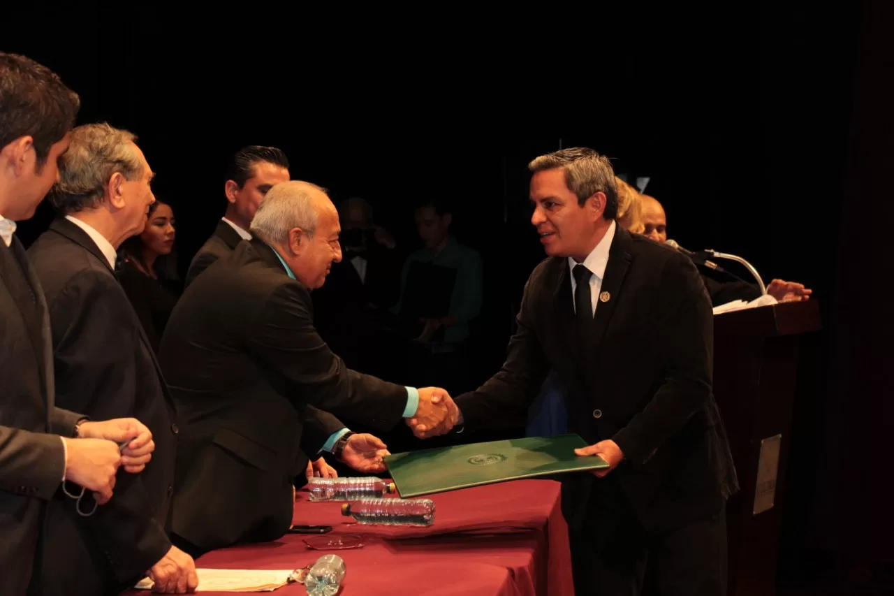 entrega de reconocimiento al rector de la U de C